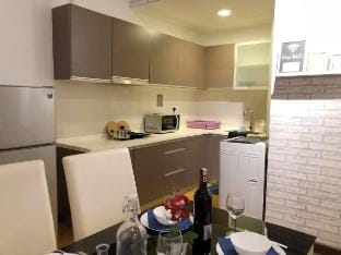 75 KL City Couple Suites KLCC View Infinity Pool Vacation rental in Federal Territory of Kuala Lumpur
