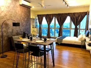 69 Cozy Studio in KL with KLCC View Infinity Pool Vacation rental in Federal Territory of Kuala Lumpur