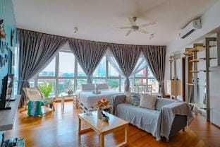 61 KL City Blue Sea Studio with KLCC Pool View Vacation rental in Federal Territory of Kuala Lumpur