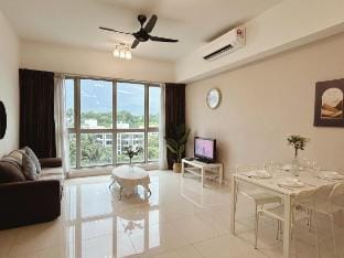59 KL City Hill View 1BR @ KLCC View Infinity Pool Vacation rental in Federal Territory of Kuala Lumpur