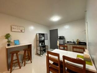 Budget AC Studio, 5 mins to airport, work-ready Vacation rental in Puerto Princesa
