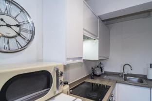 Frant Road Retreat | Private Parking Apartment in Royal Tunbridge Wells