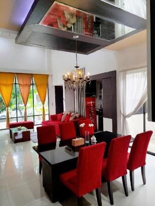 Cheery Home. 7 mins Toll/Pakuwon Mall. Karaoke Vacation rental in Surabaya