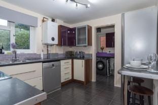 Telford Town Centre | Spacious Contractor Stay – Sleeps 8 Vacation rental in Telford