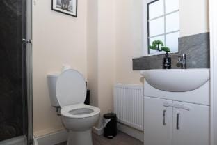 Telford Town Centre | Spacious Contractor Stay – Sleeps 8 Vacation rental in Telford