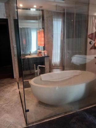 Comfortable room, 100m to walking st, 5th floor Apartment in Angeles