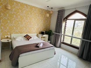 Oxford: Studio Room in Koregaon Park | Lakeview Vacation rental in Pune