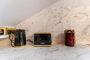 Bold design-led apartment in the Jewellery Quarter Vacation rental in Birmingham