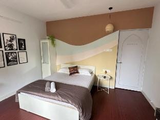 Flow: Studio in Koregaon Park | WiFi Smart TV AC Vacation rental in Pune