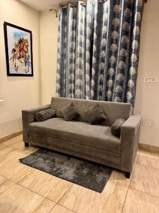 Cosy Oxford Street Studio | Sky5 Homestays Apartment in Punjab, India