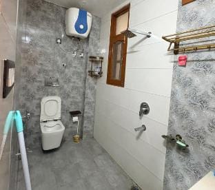 1 bhk luxury homestay | free Parking| 15 min to Mall road Apartment in Shimla
