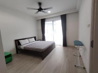 Spacious 3 Bedroom NEW unit Vacation rental in Petaling Jaya