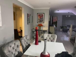 Entire Townhouse-2 Bedrooms, Full Kitchen, Comfort Vacation rental in Casula