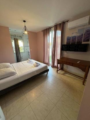 Confort villa , poll and barbecue 13 beds Villa in Marseille