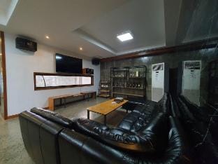 Elegant Private Villa Near CDC Clark (VILLA E) Vacation rental in Angeles