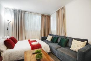 Westminster 2-Bed Flat 6 min to Victoria Station Vacation rental in City of Westminster