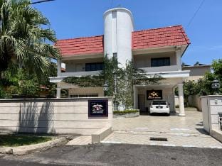 9 Min KLCC | 9KM Mid Valley | Karaoke | 30Pax 7Car Vacation rental in Federal Territory of Kuala Lumpur