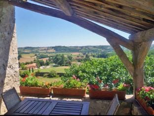 Charming Villa with Private Pool in Saint-Nazaire-de-Valentane Villa in Occitanie