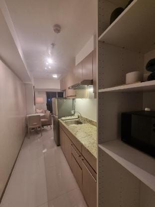 Executive Suite, City Skyline near Solaire & MRT Apartment in Quezon City