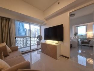 Executive Suite, City Skyline near Solaire & MRT Apartment in Quezon City