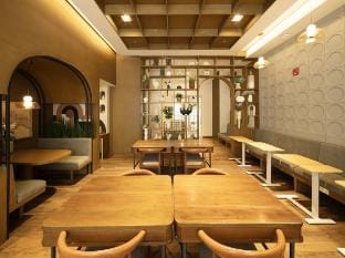 Executive Suite, City Skyline near Solaire & MRT Apartment in Quezon City