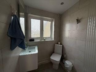 Spacious 4BR for Contractors, Groups, Families Apartment in Bournemouth
