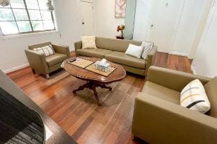 Spacious 4-Bed Family Home Near Airport Vacation rental in Mascot