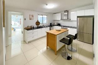 Spacious 4-Bed Family Home Near Airport Vacation rental in Mascot