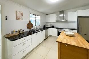 Spacious 4-Bed Family Home Near Airport Vacation rental in Mascot