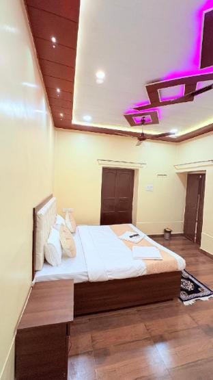 Triple Bed Room Near Kashi Vishwanath Temple Vacation rental in Varanasi