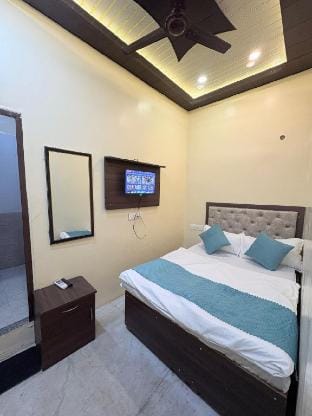 Divine Stay Near Kashi Vishwanath Temple Walkable Vacation rental in Varanasi