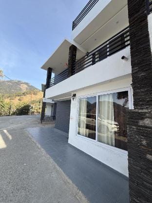 SkyvaleNainital-4BHK Mountain View Villa  Villa in Uttarakhand