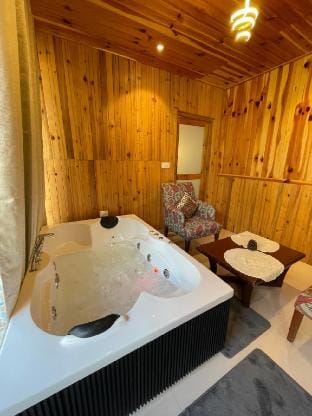 Tirthan Chalet | 5 bedroom Cottage with jacuzzi Vacation rental in Himachal Pradesh