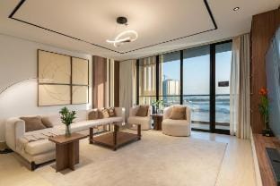 Sea View Balcony | 98” Cinema TV | 4 Bedrooms Apartment in Al Khobar