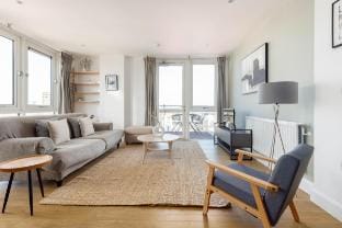 Modern 2 Bed Apt near Canary Wharf, ABBA & O2 Vacation rental in London Borough of Hackney