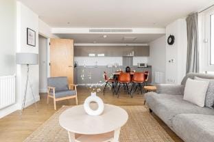Modern 2 Bed Apt near Canary Wharf, ABBA & O2 Vacation rental in London Borough of Hackney