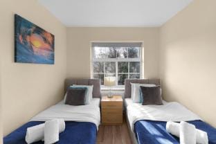 4 Bedroom Family House with Parking and Garden Vacation rental in Maidenhead
