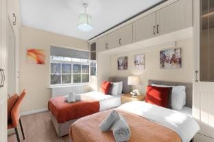 4 Bedroom Family House with Parking and Garden Vacation rental in Maidenhead