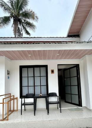 V Rooms Lightstar Hotel in Pujut