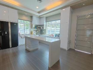 BungalowD Pool Villa 7R6B with karaok by IWH Vacation rental in Ipoh