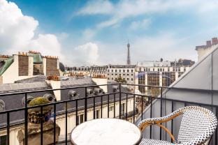 Paris Above the Rooftops – Eiffel View Apartment in Paris