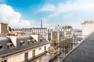 Paris Above the Rooftops – Eiffel View Apartment in Paris