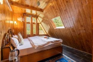 Spacious cabin near Waterfall, Sainj Valley Vacation rental in Himachal Pradesh