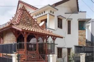Griya Sarah Backpacker Homestay by Bias Vacation rental in Batu