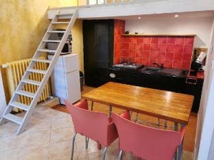 Charming Bright Studio 15 min Lyon Vacation rental in Vaulx-en-Velin