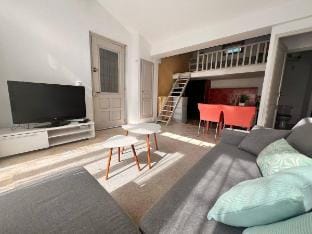 Charming Bright Studio 15 min Lyon Vacation rental in Vaulx-en-Velin