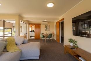 River City Views With Spa Pool, BBQ & Sky TV Vacation rental in Whanganui