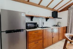 Hazelnut 1. 2BR Cozy Wood-Style Modern Escape GWK Villa in Kuta Selatan
