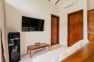 Hazelnut 1. 2BR Cozy Wood-Style Modern Escape GWK Villa in Kuta Selatan