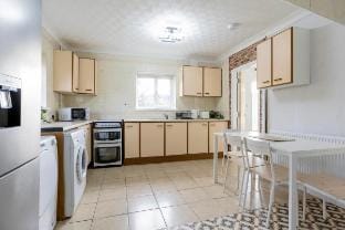 Daily Discount |Free Parking |Alton Towers |Travel Vacation rental in Stoke-on-Trent